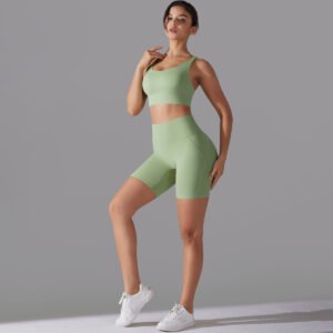 Ensemble de vêtements de yoga comprenant une culotte et un short trois-quarts gratuits, ainsi qu'une culotte et un shorty. Ce sous-vêtement de sport et de fitness est idéal pour le dos et le yoga.